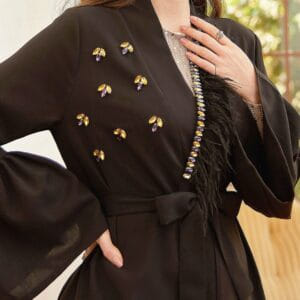 Djabella-abaya-noire-avec-broderies-dorees